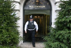 CÉNTRICO. Un policía sale del hotel Millenium, situado en el barrio de Kensington. / AFP