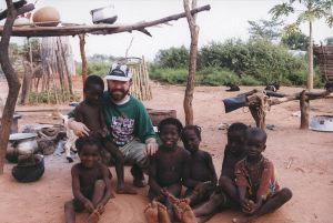 PRESENCIA. Luis Pernía, con un grupo de niños en África.