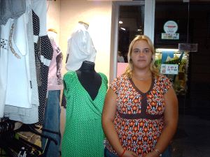 A PIE DE CALLE. Soraya García, propietaria de la tienda de ropa No Problem: «Ofrezco ropa de estilo juvenil, en tallas grandes y a buen precio»