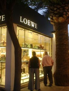 LOEWE. Turistas, ante el escaparate de la tienda de Puerto Banús.