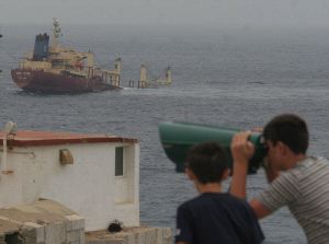 'NEW FLAME'. Dos chicos observan el buque siniestrado desde un catalejo. / ANDRÉS CARRASCO