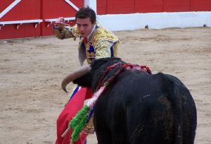 El Goy debuta en su plaza arrancando aplausos con una faena valiente