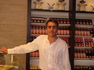 A PIE DE CALLE. Francisco Sánchez, propietario de la pastelería-bombonería 'Pathelin': «Tenemos chocolate de todas las partes del mundo»