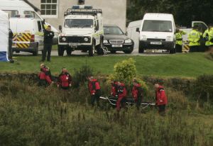 CADÁVER. Miembros del servicio de rescate trasportan un cuerpo. / /DAVID MOIR . REUTERS