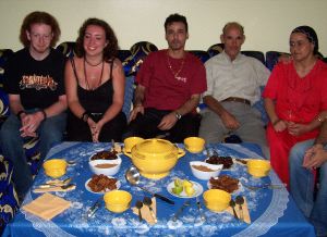 UNIÓN. La familia Mohamed comparte con amigos sus alimentos.