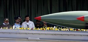 ORGULLOSOS. Ahmadineyad observa junto a los mandos del Ejército iraní las armas desplegadas durante el desfile militar. / EFE