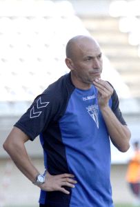 MANOLO VILLA. El técnico, durante el partido de ayer. /A.C.
