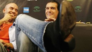 PRODUCTOR. Antonio Banderas produce el debut en el largometraje de F. Javier Gutiérrez (a la izquierda). / SALVADOR SALAS