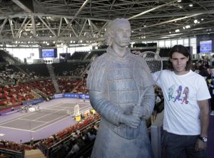 ESCENARIO. Nadal posa en el Madrid Arena con una estatua hecha en su honor. / EFE