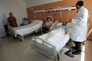 HABITACIONES. El centro asegura que pronto volverá a citar a los pacientes. / SUR. ARCHIVO