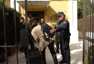 CRUZ CONDE. Registro policial en la sede del despacho en abril de este año. / JOSELE-LANZA