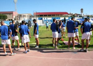 Jugadores de la U. D. Melilla repartirán hoy 600 entradas en el centro Enrique Soler