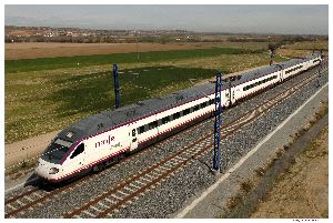 AVANT. Uno de los trenes lanzadera que une desde hace tres años                                  Córdoba y Sevilla servirá para viajar desde Málaga a la capital hispalense. / SUR. ARCHIVO