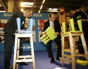 COMPETICIÓN. El alcalde y el consejero de Turismo montan una silla. / S. S.