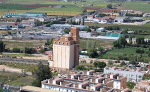 EL SILO. Se anunció su derrumbe controlado para principios de 2006. / ANTONIO FUENTES
