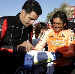 EN FORMA. Indurain y Chiapucci no pararon de firmar autógrafos a los aficionados. / ALFREDO ALDAI. EFE
