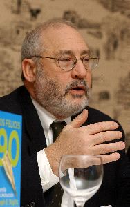 El PSOE recurre a tres premios Nobel y a once intelectuales para redactar su programa electoral
