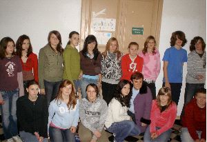 CLASE. La profesora Pilar Medina y sus alumnos del aula de adaptación del IES El Chaparil. / A. CH.