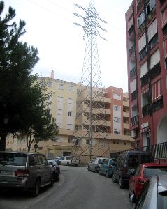 MAR Y SIERRA. La torre causa molestias de ruido a los vecinos. / M. P.