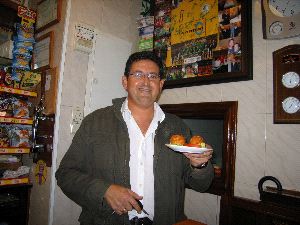 CAMARERO. Juan Vidal, con la tapa 'Asobal'. / A. F.