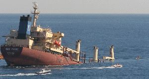 ACCIDENTE. El buque chatarrero permanece encallado en Punta Europa tras chocar con un petrolero hace cuatro meses. / A. CARRASCO