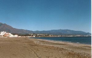 ZONA. Vista de la playa de Sabinillas, en el municipio de Manilva. / MERCEDES PERIÁÑEZ