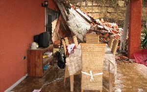 Una tromba de agua arrastra coches y provoca inundaciones en Estepona
