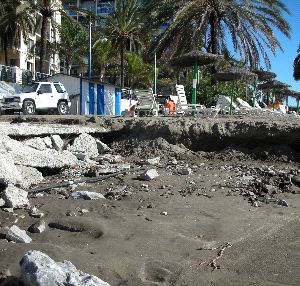 El temporal arrasa con la arena y deja escombros en las playas de Estepona y Marbella