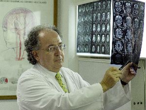 A FONDO. Oscar Fernández, responsable del Servicio de Neurología del Hospital Carlos Haya.