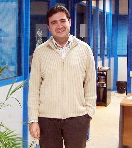 COMPROMISO. El de Gustavo Vargas, ayer en la sede de SUR, con los trabajadores. / SUR