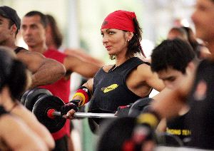 BODY PUMP. Estas clases son adecuadas para todo el mundo, tanto hombres como mujeres.
