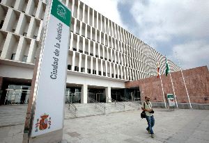 Desalojan un juzgado de la Ciudad de la Justicia por el fuerte olor de una autopsia