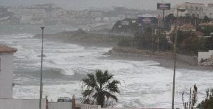 El temporal de viento mantiene amarrada la flota y complica el tráfico en la provincia