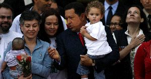 ALEGRÍA. Chávez, junto a las dos liberadas y sus familiares, en Caracas. / REUTERS