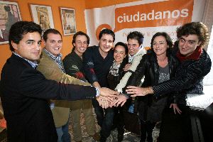 PRESENTACIÓN. Los candidatos, ayer, en la sede del partido. / C. M.