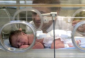 El Materno dice que el brote infeccioso de neonatología ya está controlado