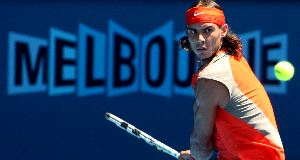 CONCENTRADO. Rafael Nadal, preparado para devolver una bola durante su partido de ayer. / MIKE ALQUINTO. EFE