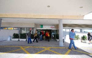 HOSPITAL. Familiares aguardan en el exterior del área de urgencias a que sus familiares sean ingresados. / EVA GUZMÁN