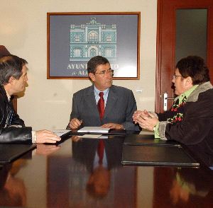 REUNIÓN. El alcalde y vecinos de La Bajadilla. / SUR