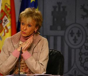 «HIPÓCRITA». La vicepresidenta, Fernández de la Vega, durante su                              intervención de ayer, tras el Consejo de Ministros. / JAIME GARCÍA