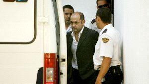 ARRESTO. El presidente de Aifos, Jesús Ruiz Casado, a su salida de los juzgados en 2006. / J-LANZA