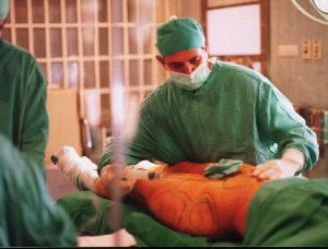 INFORME. Los forenses estudian la historia clínica para determinar si ha habido negligencia médica. / ARCHIVO