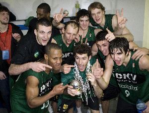 TÍTULO. Los jugadores del Joventut celebran la victoria en el vestuario. / ADRIÁN RUIZ. EFE