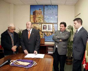 TÚNICA. Los responsables del Cautivo entregan cada año la túnica para el liberado.