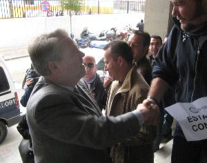 MUESTRAS DE APOYO. Arriarán, a su llegada a los juzgados. / M. J. C.