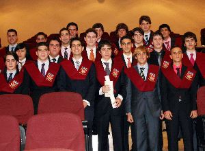 XVII PROMOCIÓN. Los jóvenes posaron tras la imposición de las becas en el Millán Picazo. / SUR