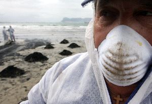 VERTIDOS. Los servicios de limpieza han recogido desde el pasado 12 de                 agosto más de 300 toneladas de residuos de hidrocarburos. / ANDRÉS CARRASCO