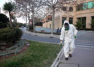 PREVENCIÓN. Un operario municipal recorre una calle de la ciudad                                     para fumigar las alcantarillas. / JOSELE-LANZA