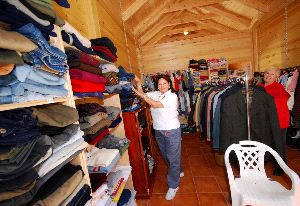 AYUDA. Dos voluntarias son las encargadas de recoger, clasificar y distribuir la ropa. / EVA GUZMÁN