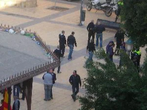 TRIFULCA. La policía, ayer, tras la reyerta en la plaza Mozart. / SUR